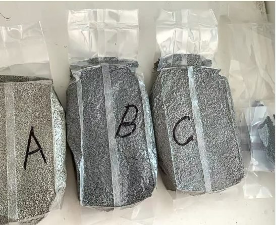 Mẫu hạt cát mèo bentonite để so sánh công thức bulk