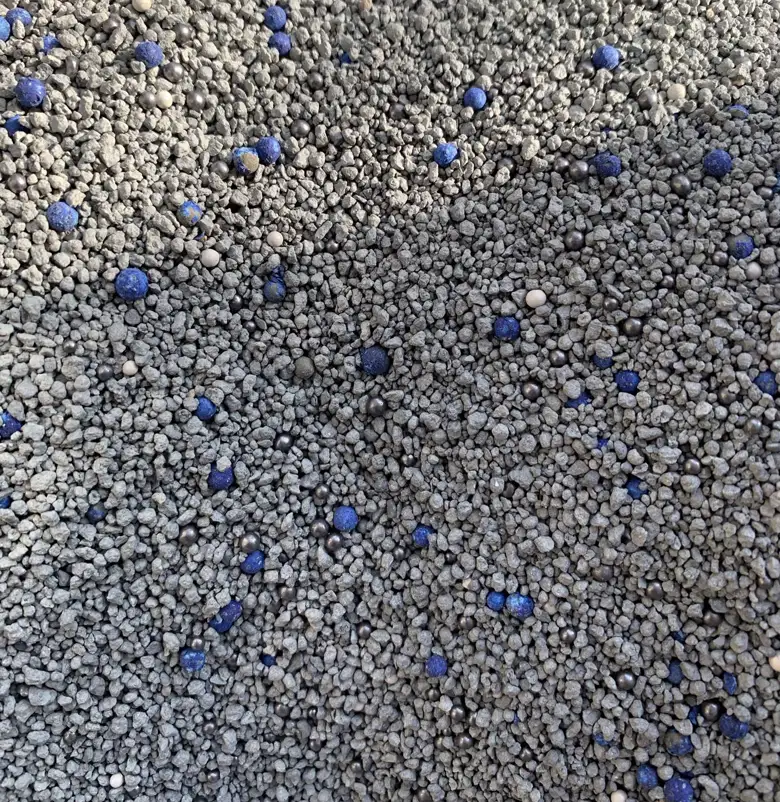 Hạt cát mèo bentonite cao cấp có phụ gia khoáng nhìn thấy được