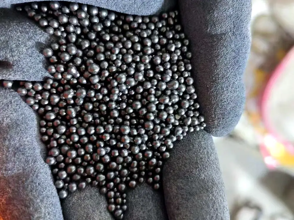 Carbon ball hỗ trợ khử mùi trong công thức cát mèo cao cấp