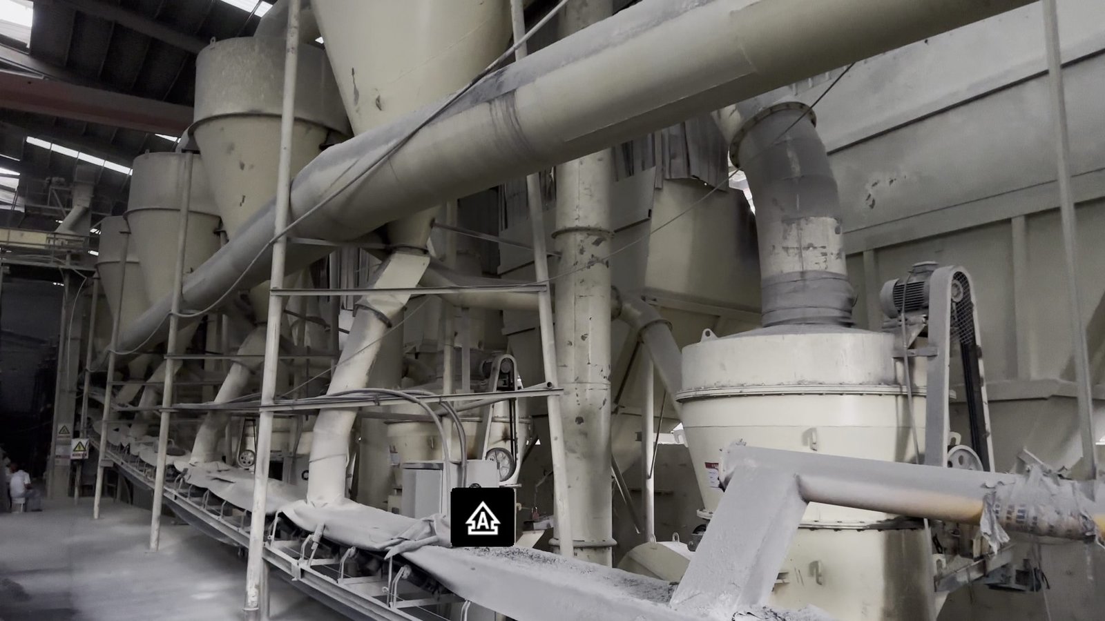 Công đoạn nghiền Raymond cho nguyên liệu cát mèo bentonite