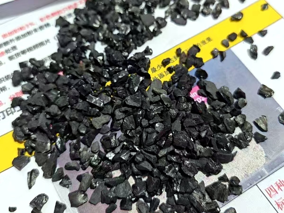 Than hoạt tính trong cát mèo khử mùi