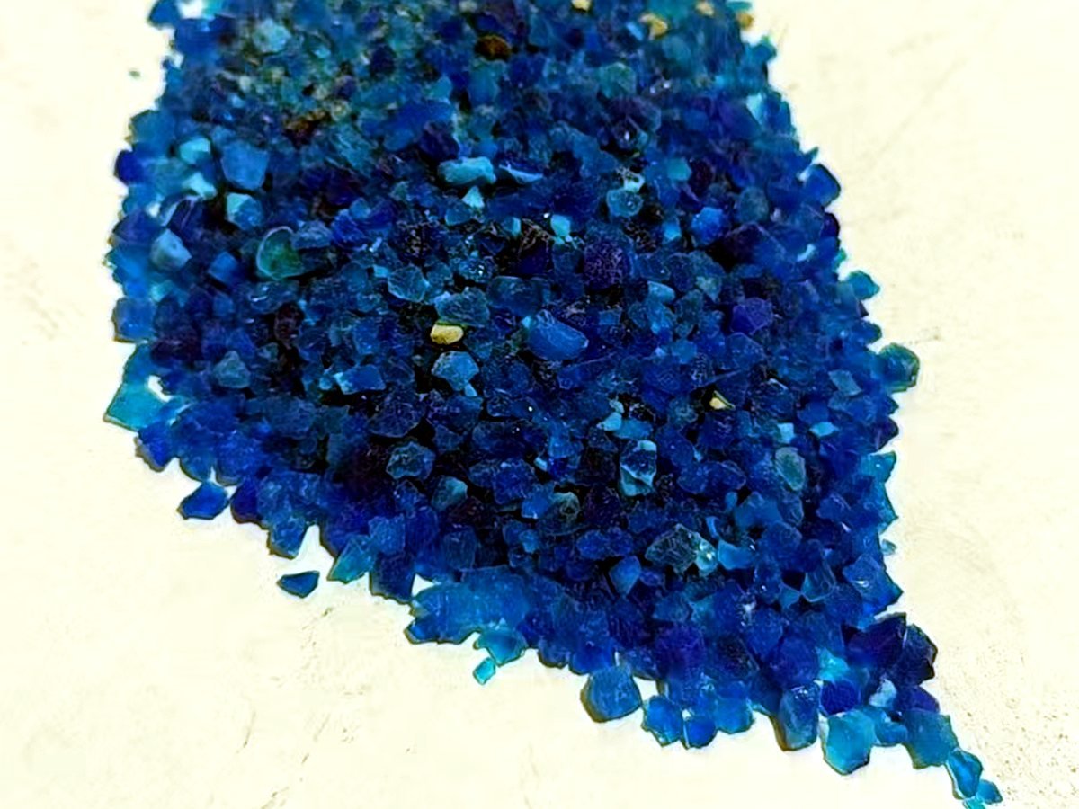 Hạt tinh thể phối trong cát mèo bentonite